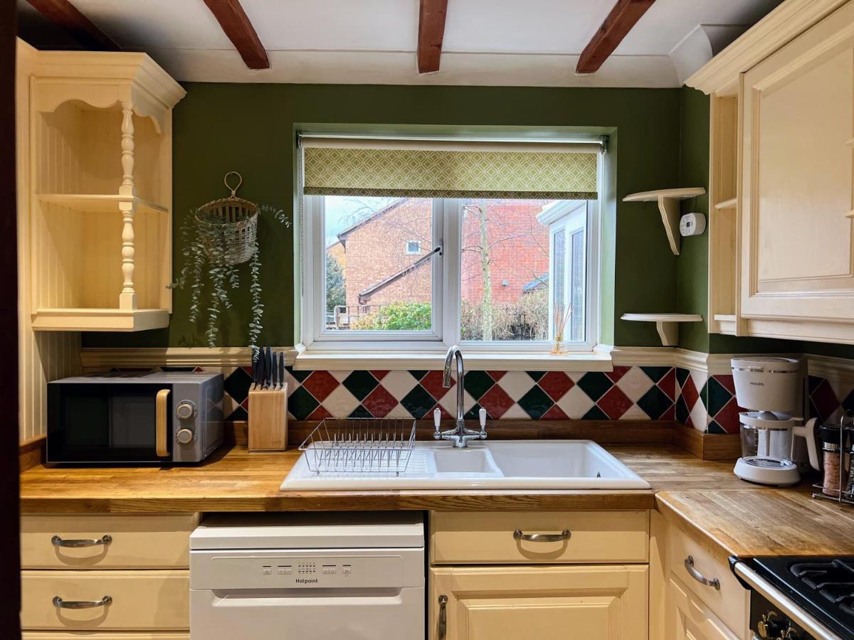 4-Bed Cotswold Getaway With Hot Tub & Gaming Room Churchdown Buitenkant foto