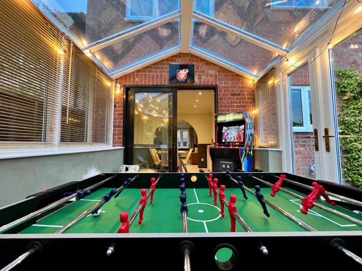 4-Bed Cotswold Getaway With Hot Tub & Gaming Room Churchdown Buitenkant foto