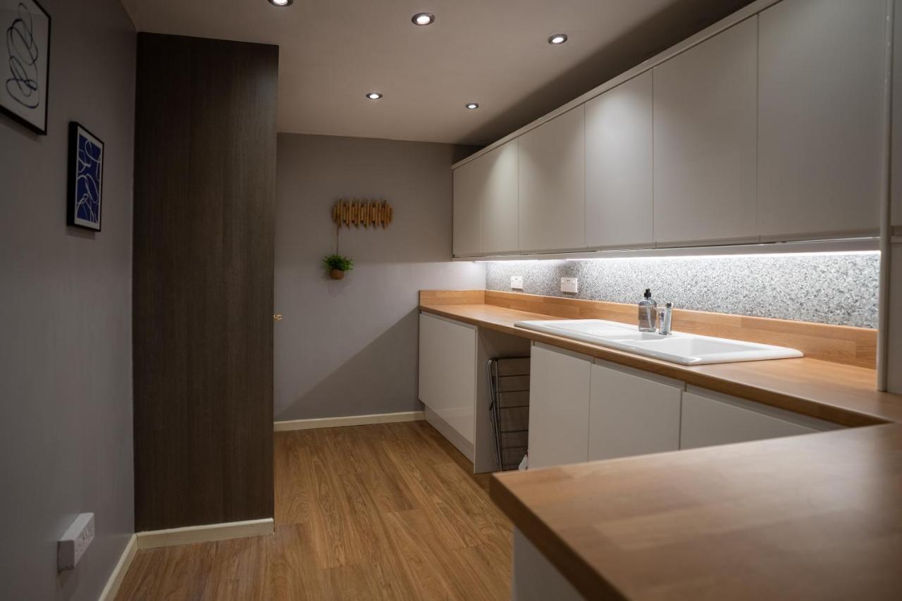 4-Bed Cotswold Getaway With Hot Tub & Gaming Room Churchdown Buitenkant foto