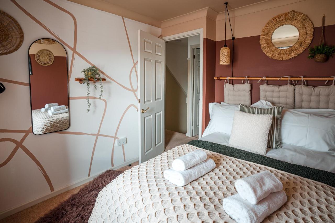 4-Bed Cotswold Getaway With Hot Tub & Gaming Room Churchdown Buitenkant foto