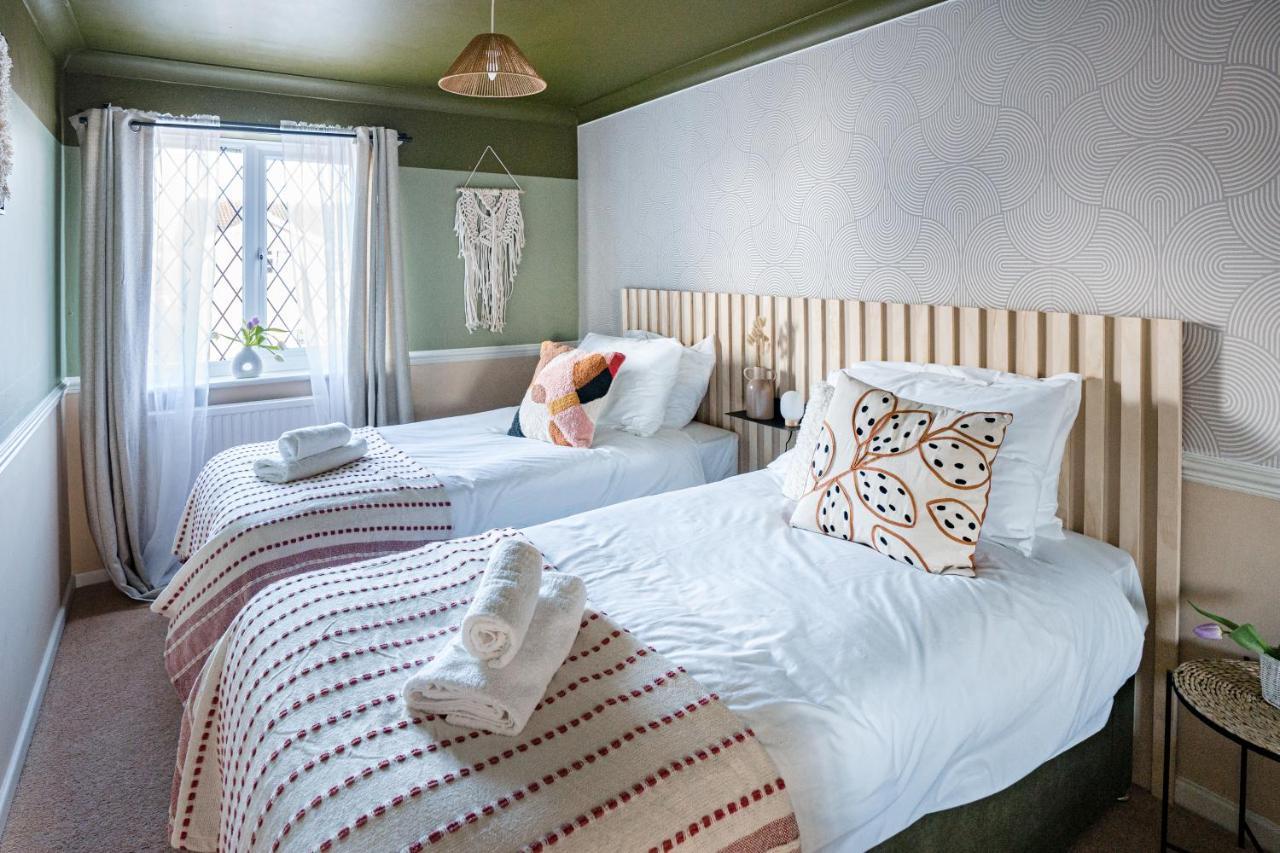 4-Bed Cotswold Getaway With Hot Tub & Gaming Room Churchdown Buitenkant foto