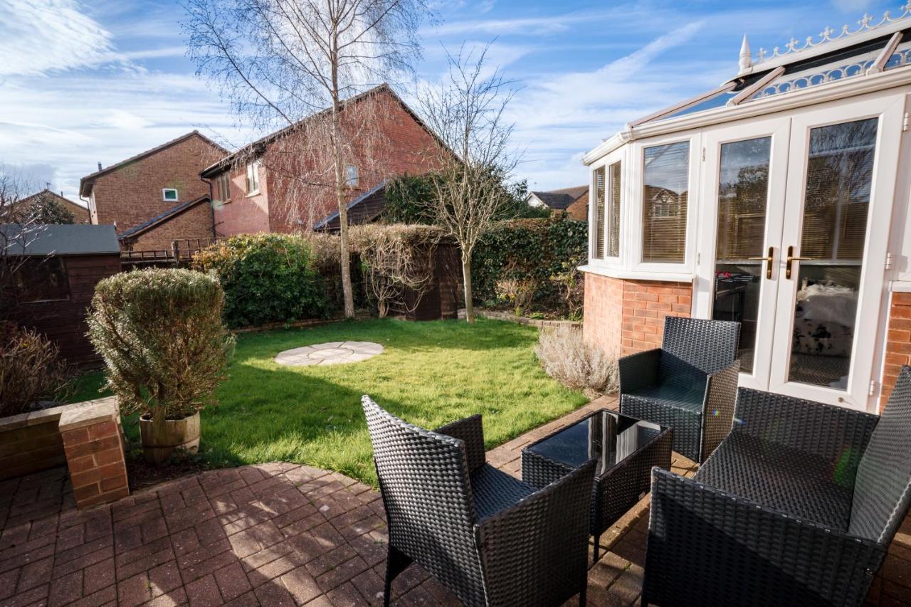 4-Bed Cotswold Getaway With Hot Tub & Gaming Room Churchdown Buitenkant foto
