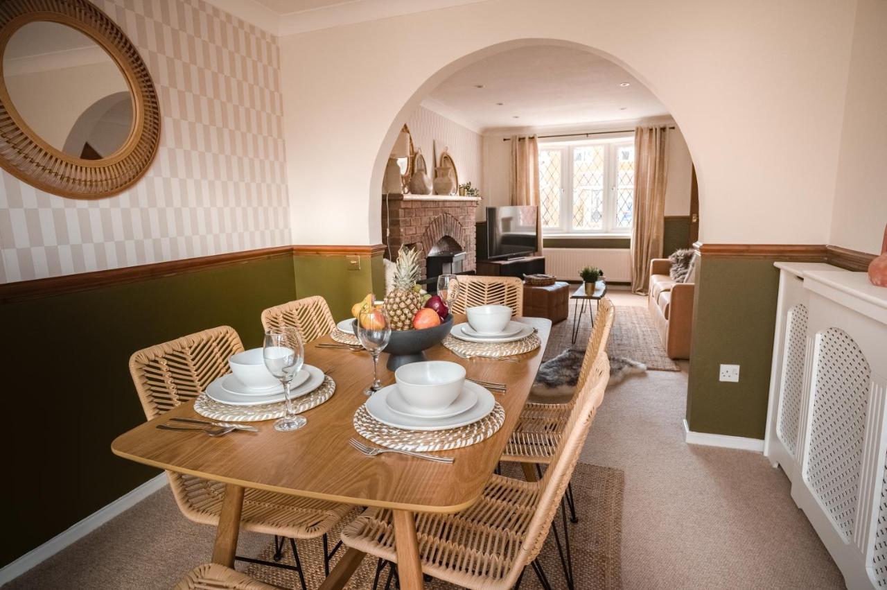 4-Bed Cotswold Getaway With Hot Tub & Gaming Room Churchdown Buitenkant foto