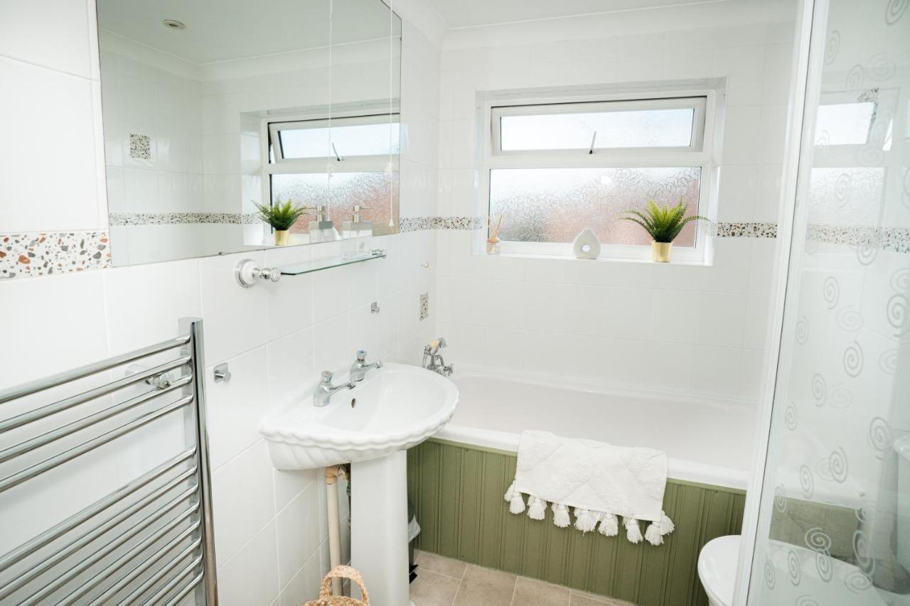 4-Bed Cotswold Getaway With Hot Tub & Gaming Room Churchdown Buitenkant foto