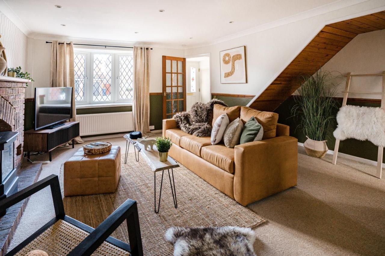 4-Bed Cotswold Getaway With Hot Tub & Gaming Room Churchdown Buitenkant foto