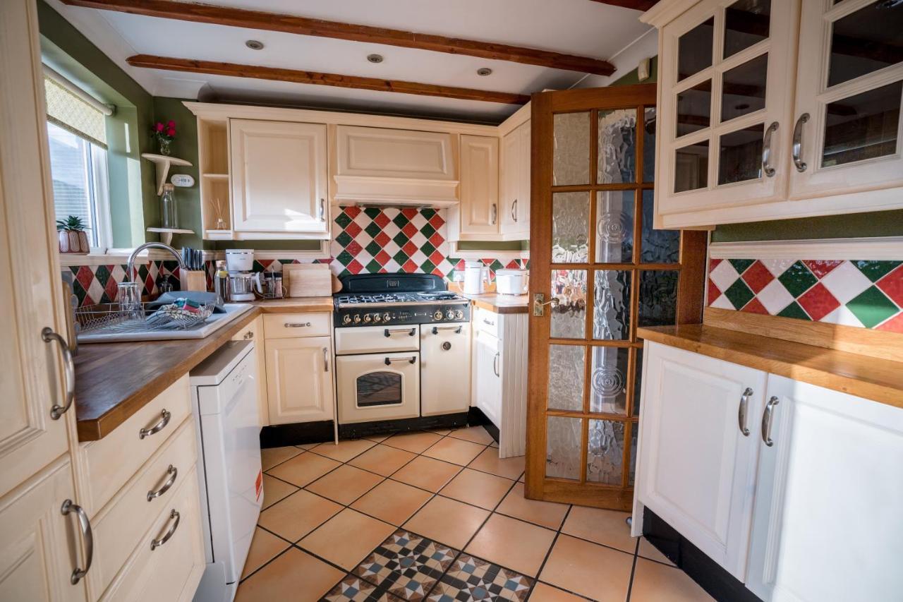 4-Bed Cotswold Getaway With Hot Tub & Gaming Room Churchdown Buitenkant foto
