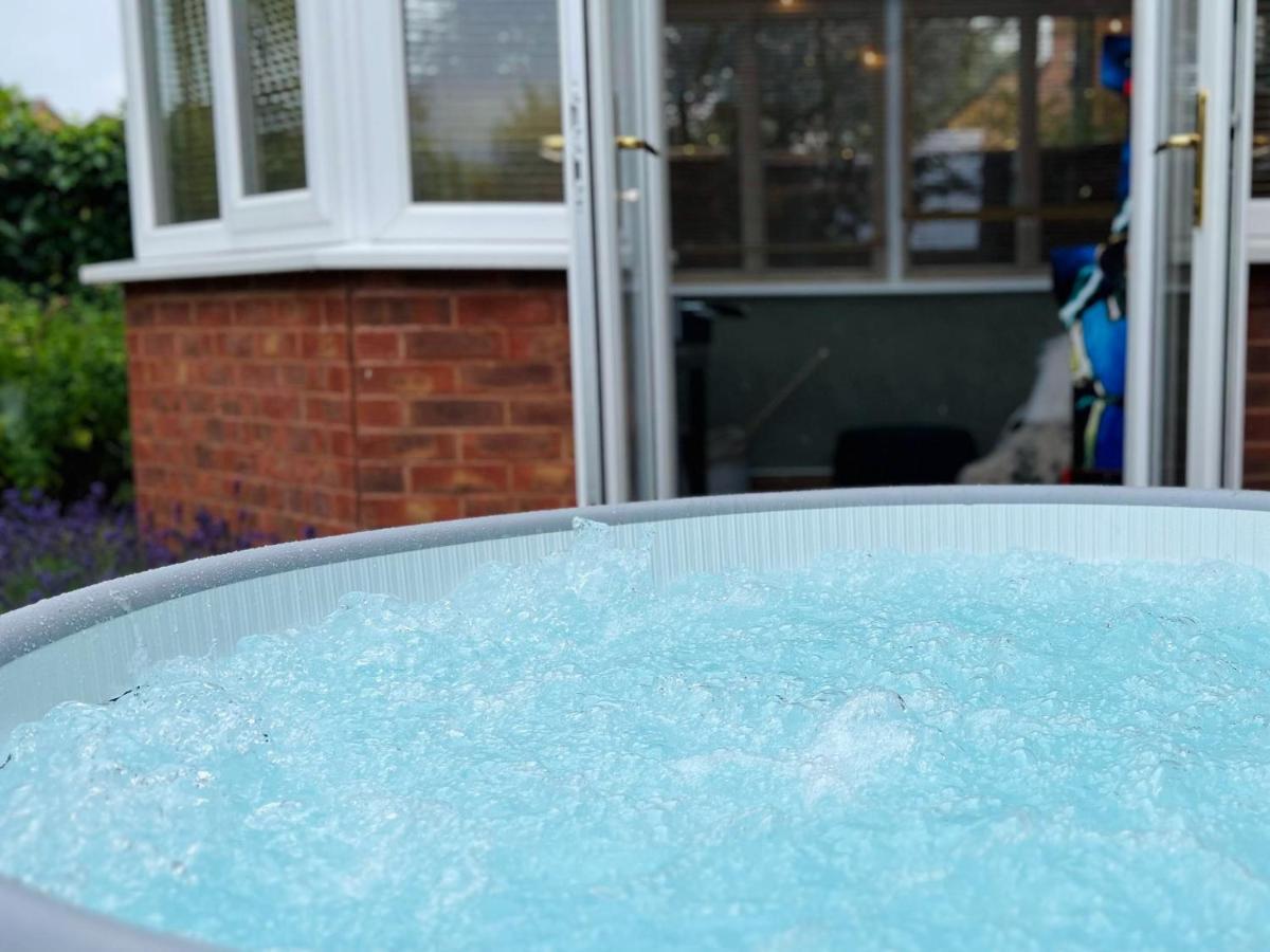 4-Bed Cotswold Getaway With Hot Tub & Gaming Room Churchdown Buitenkant foto