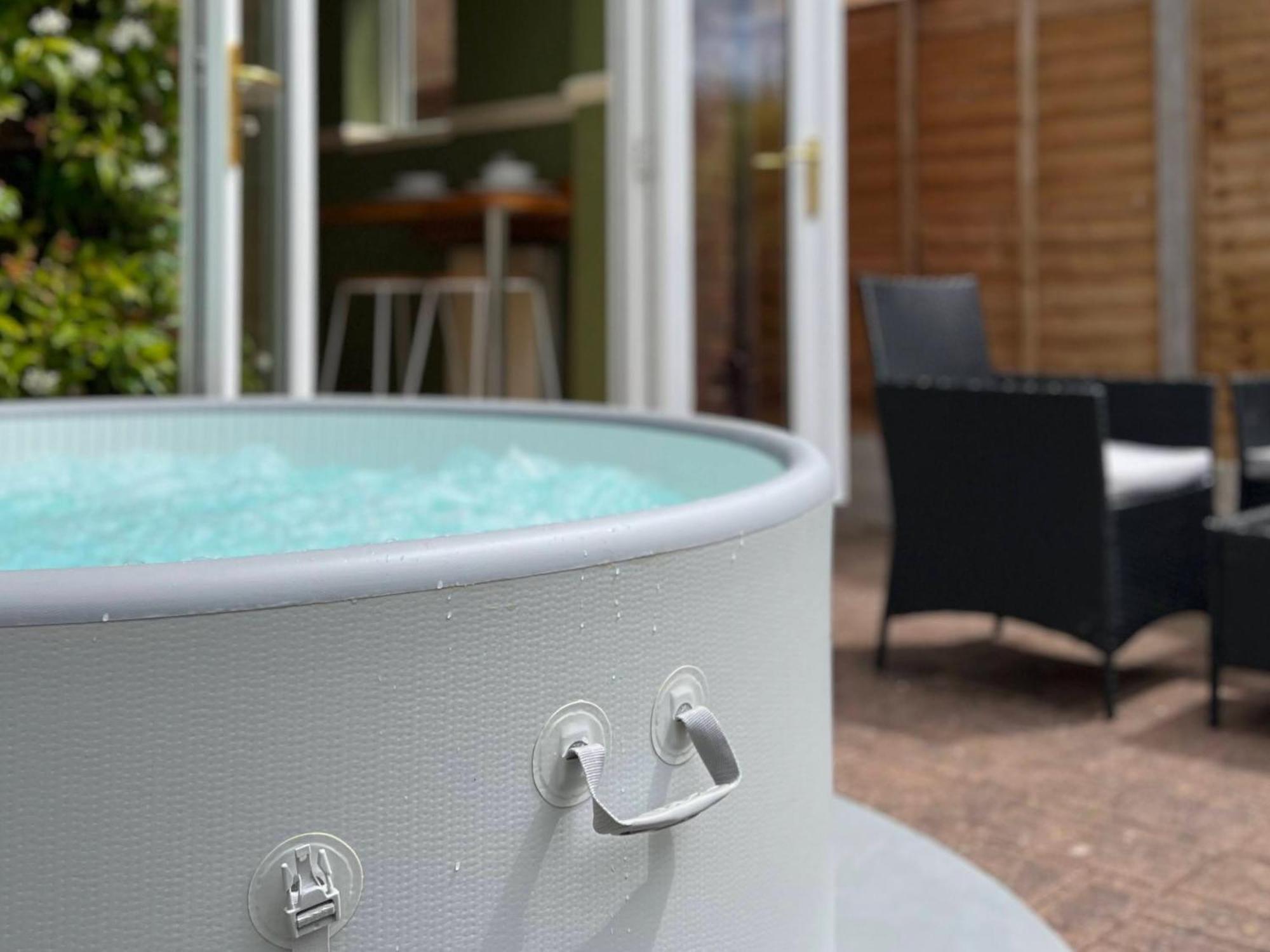 4-Bed Cotswold Getaway With Hot Tub & Gaming Room Churchdown Buitenkant foto